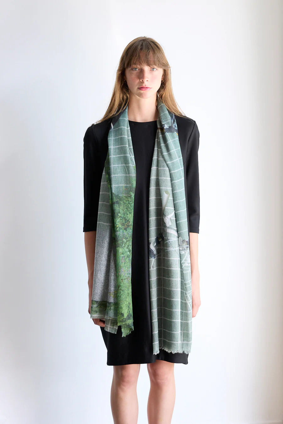 Wool scarf in grey and green tones. Long Model. 