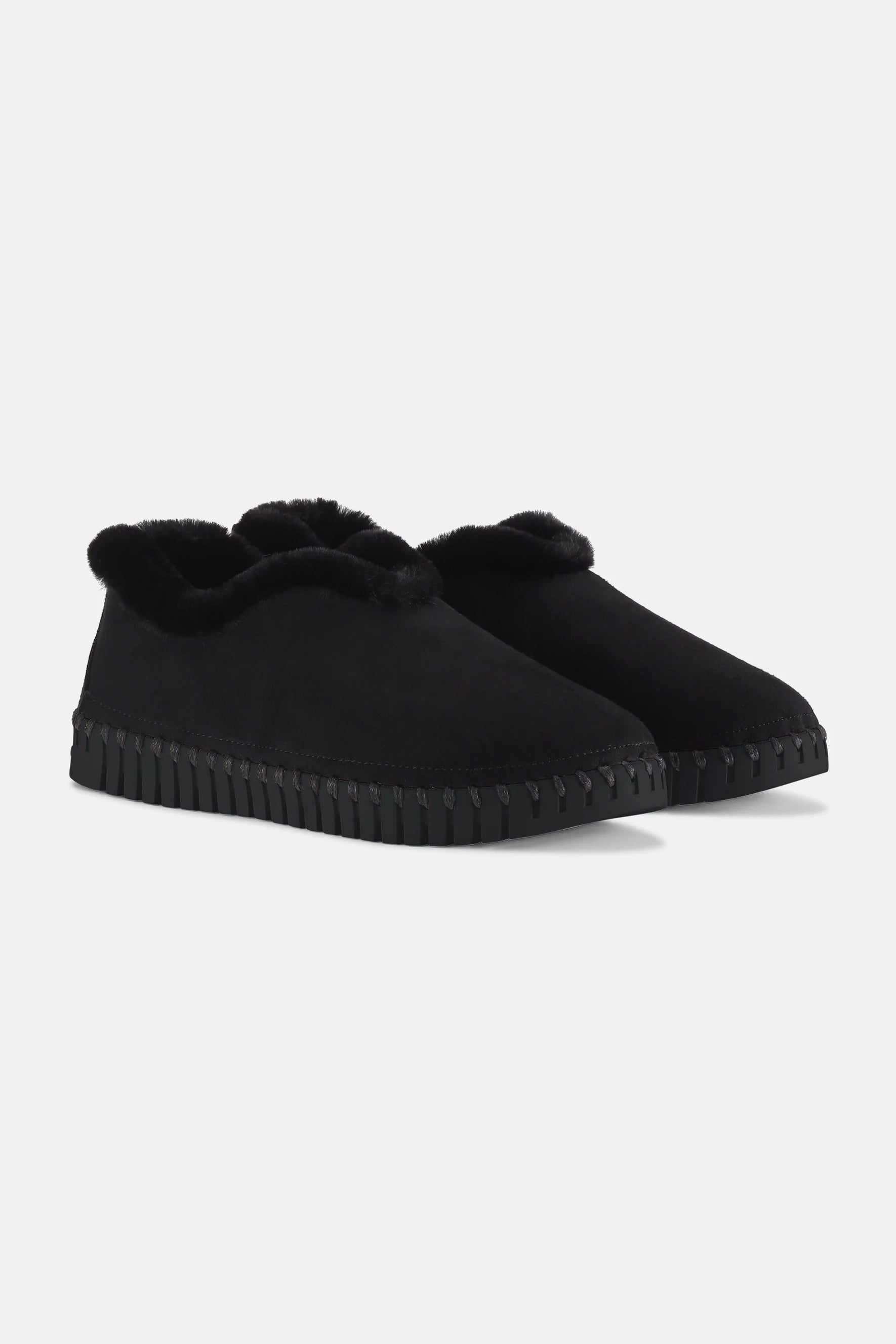 Black slippers with black sole and black faux fur lining. 