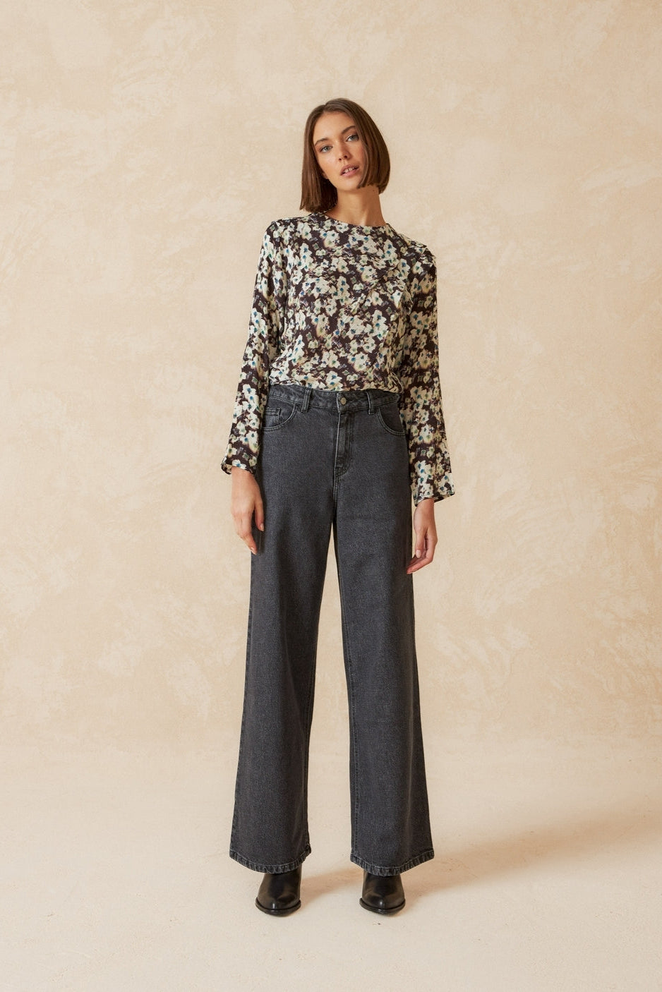 Wide leg mid rise grey jean. 