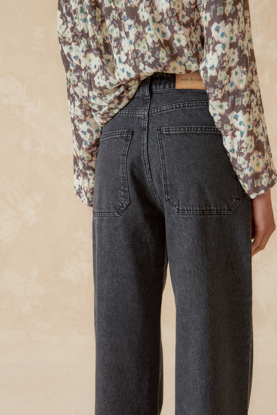 Wide leg mid rise grey jean back pockets. 