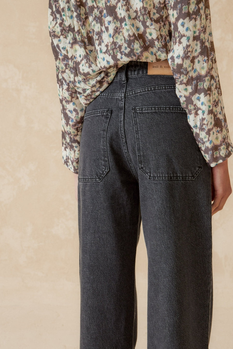 Wide leg mid rise grey jean back pockets. 