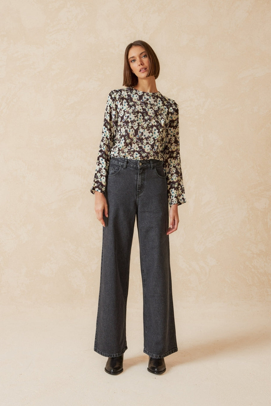 Wide leg mid rise grey jean. 