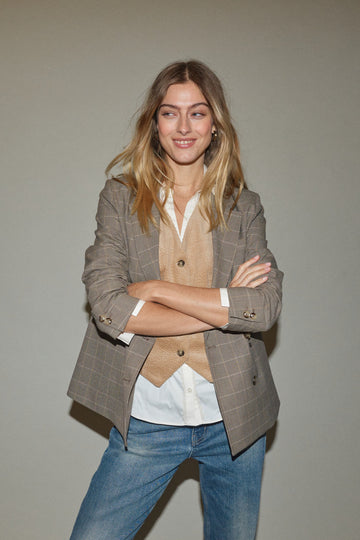 With an earthy checkered pattern, long sleeves, and classic lapel, this is a  slightly oversized blazer.