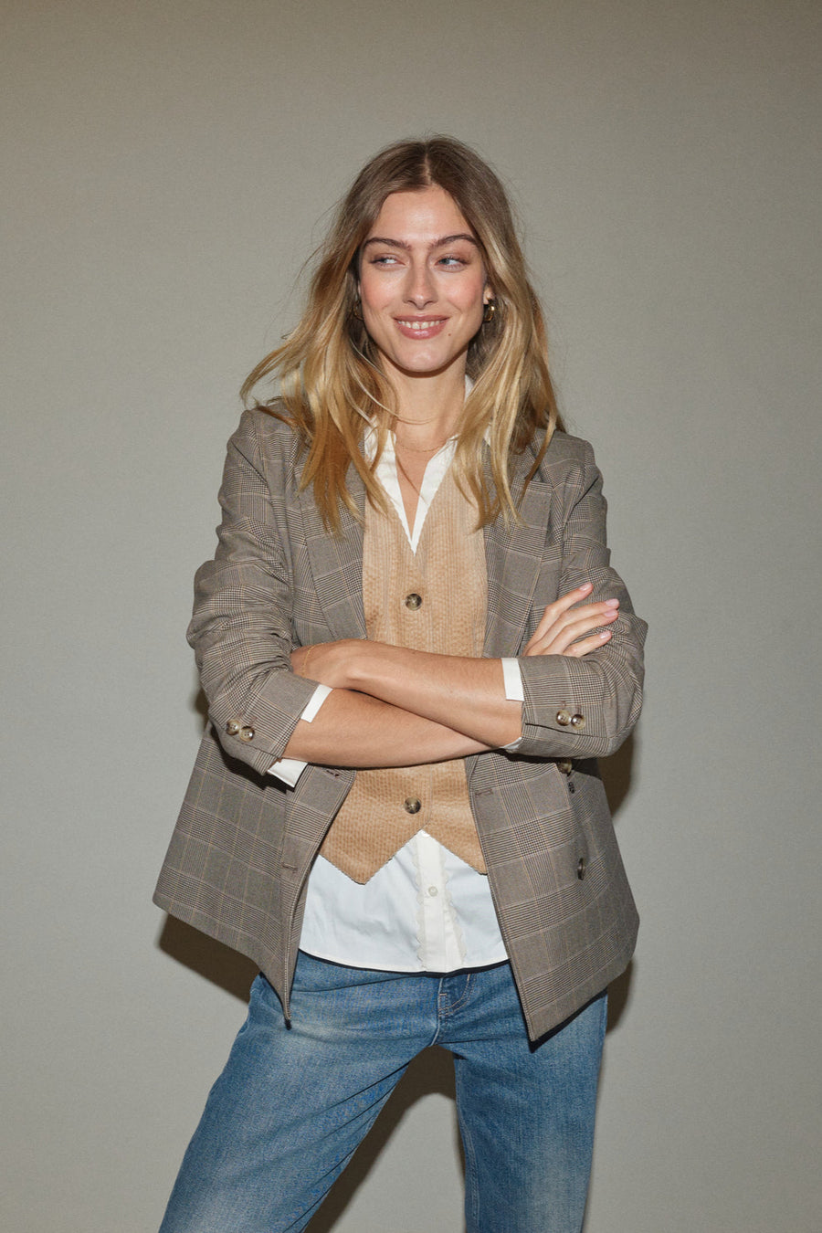 With an earthy checkered pattern, long sleeves, and classic lapel, this is a  slightly oversized blazer.