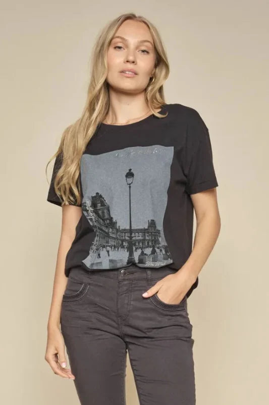 Black tee shirt with front motif 