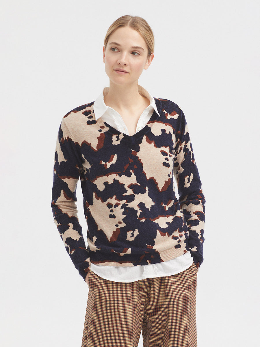 Featuring a v neck, speckled print and ribbed trims.