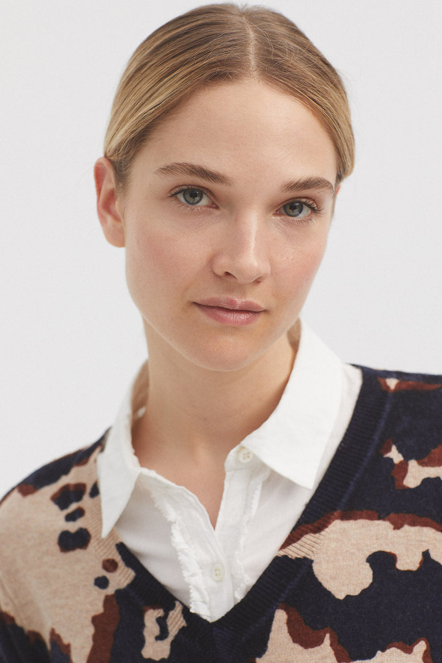 Featuring a v neck, speckled print and ribbed trims.