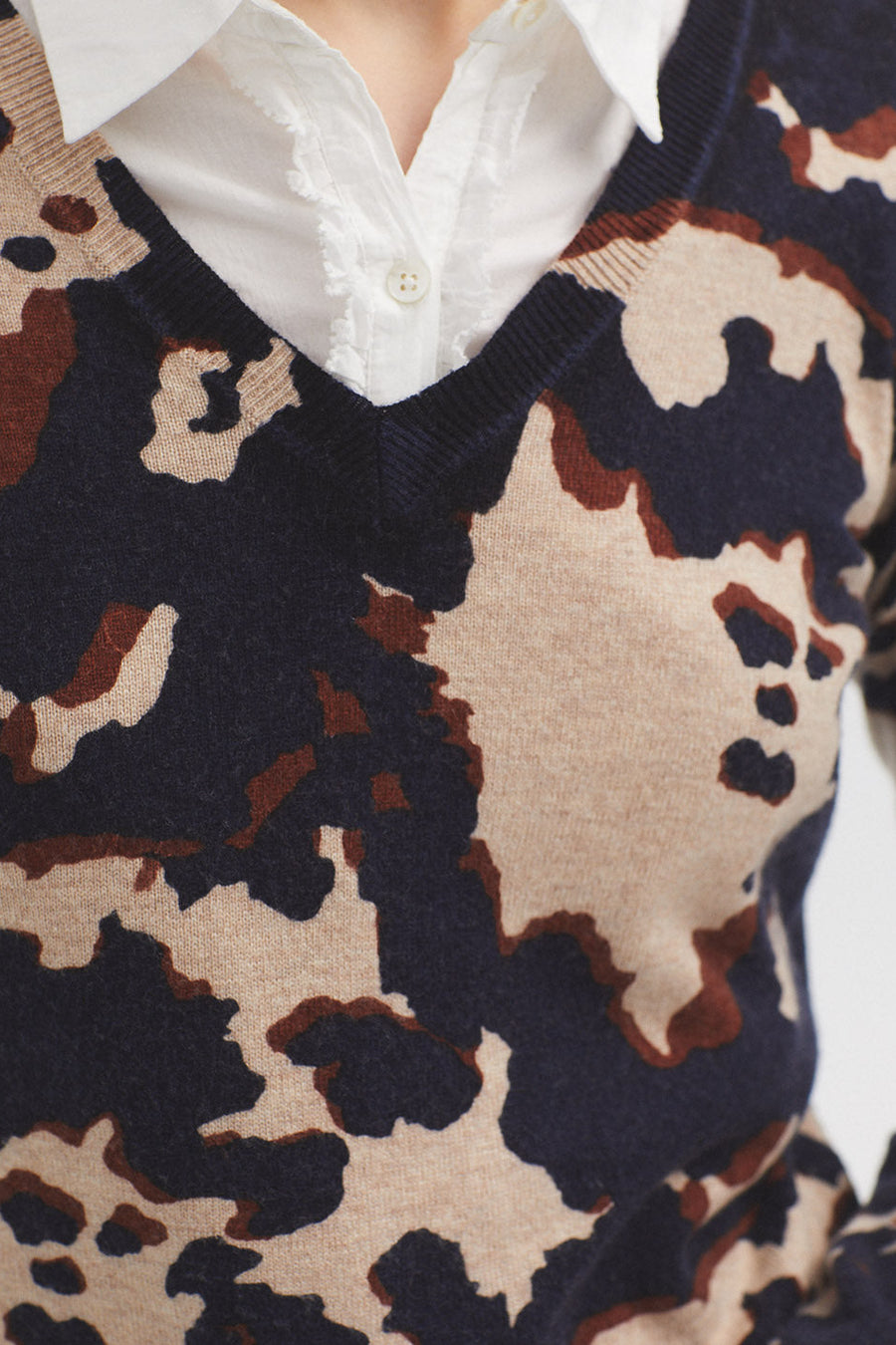 Featuring a v neck, speckled print and ribbed trims.