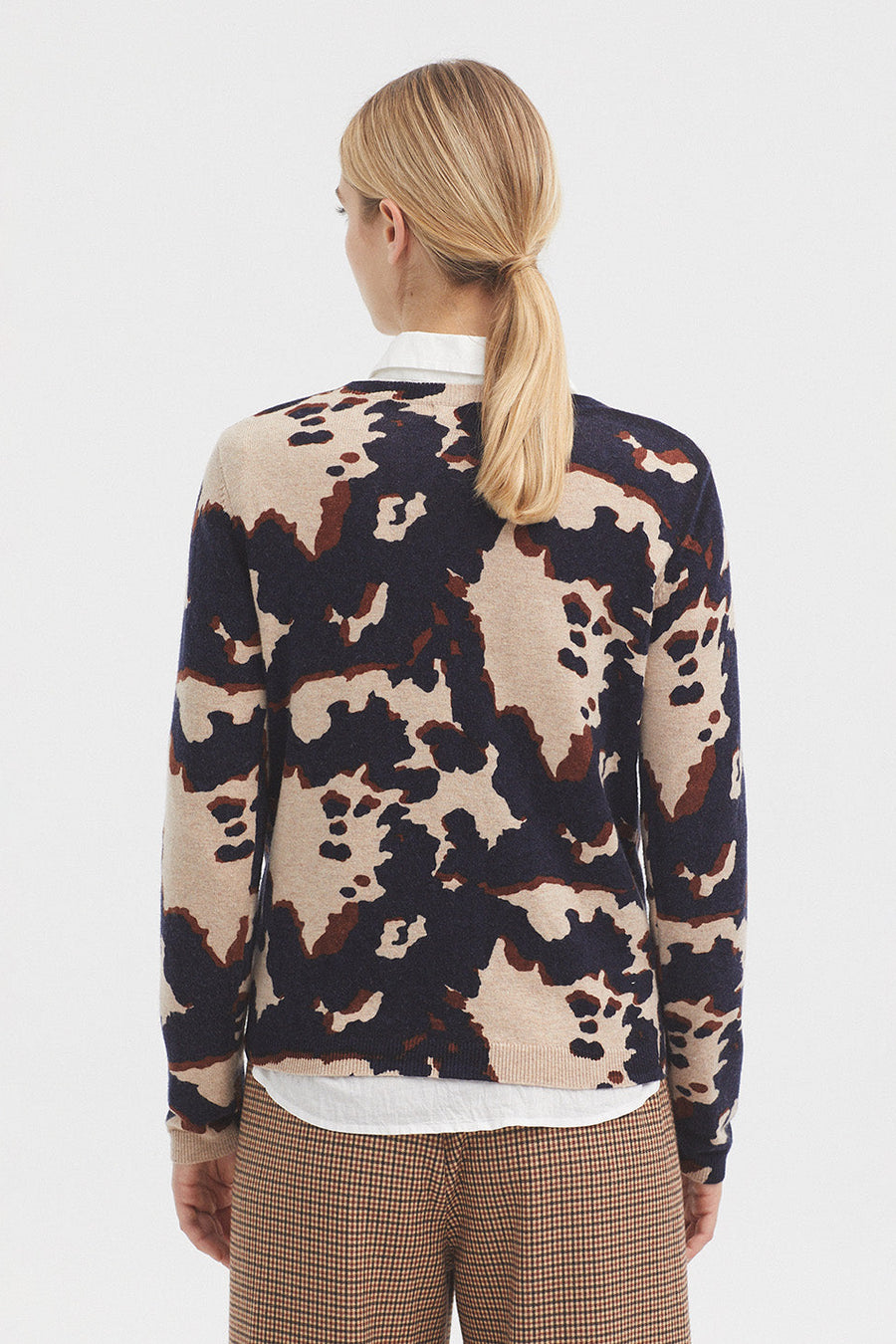 Featuring a v neck, speckled print and ribbed trims.