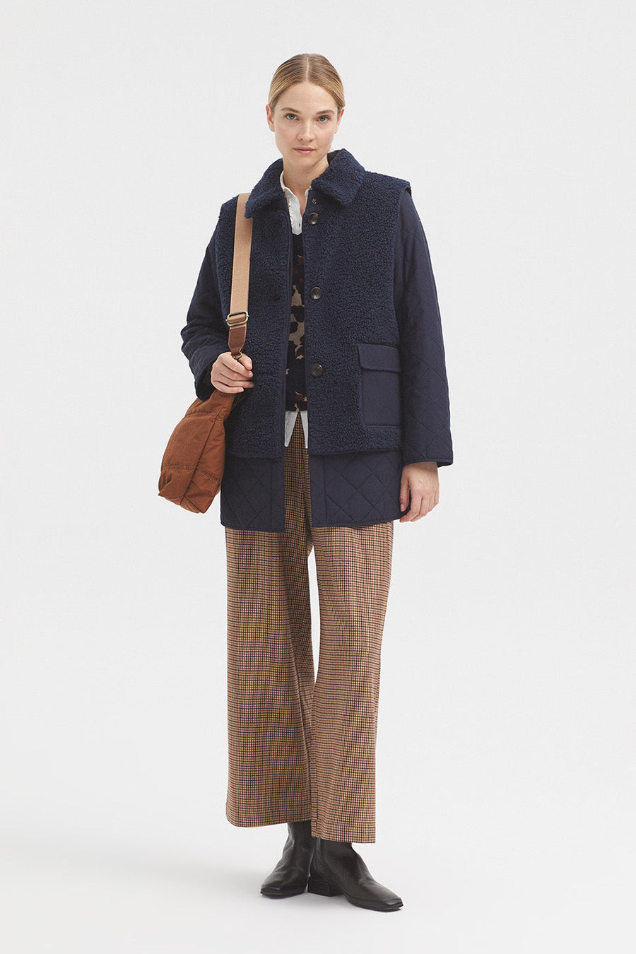 Featuring a v neck, speckled print and ribbed trims.