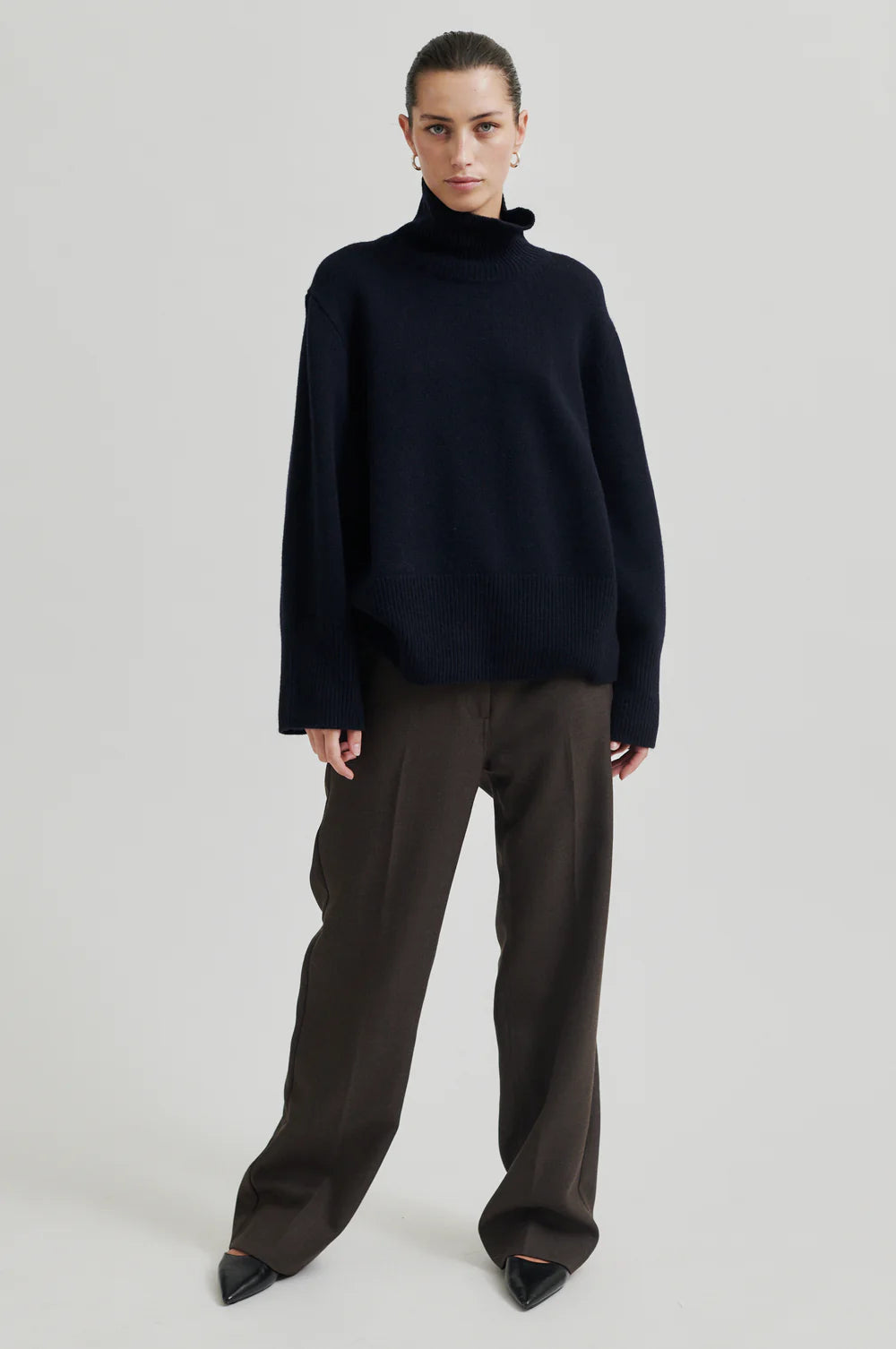 Wool turtle neck sweater in thick rib fabric in night sky (deep navy). Wide fit. 