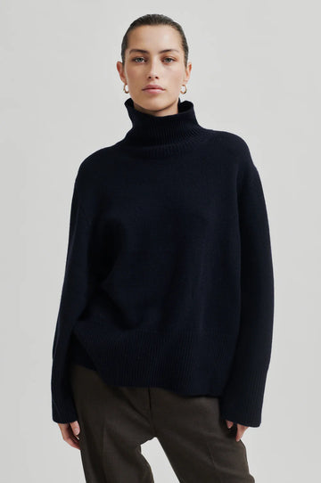 Wool turtle neck sweater in thick rib fabric in night sky (deep navy). Wide fit. 