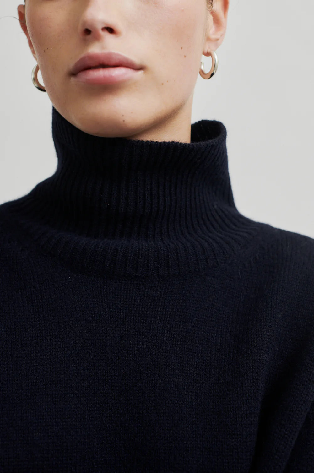 Wool turtle neck sweater in thick rib fabric in night sky (deep navy). Wide fit. 