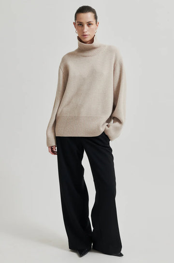 Turtle neck long sleeve sweater in cream. Wide fit.