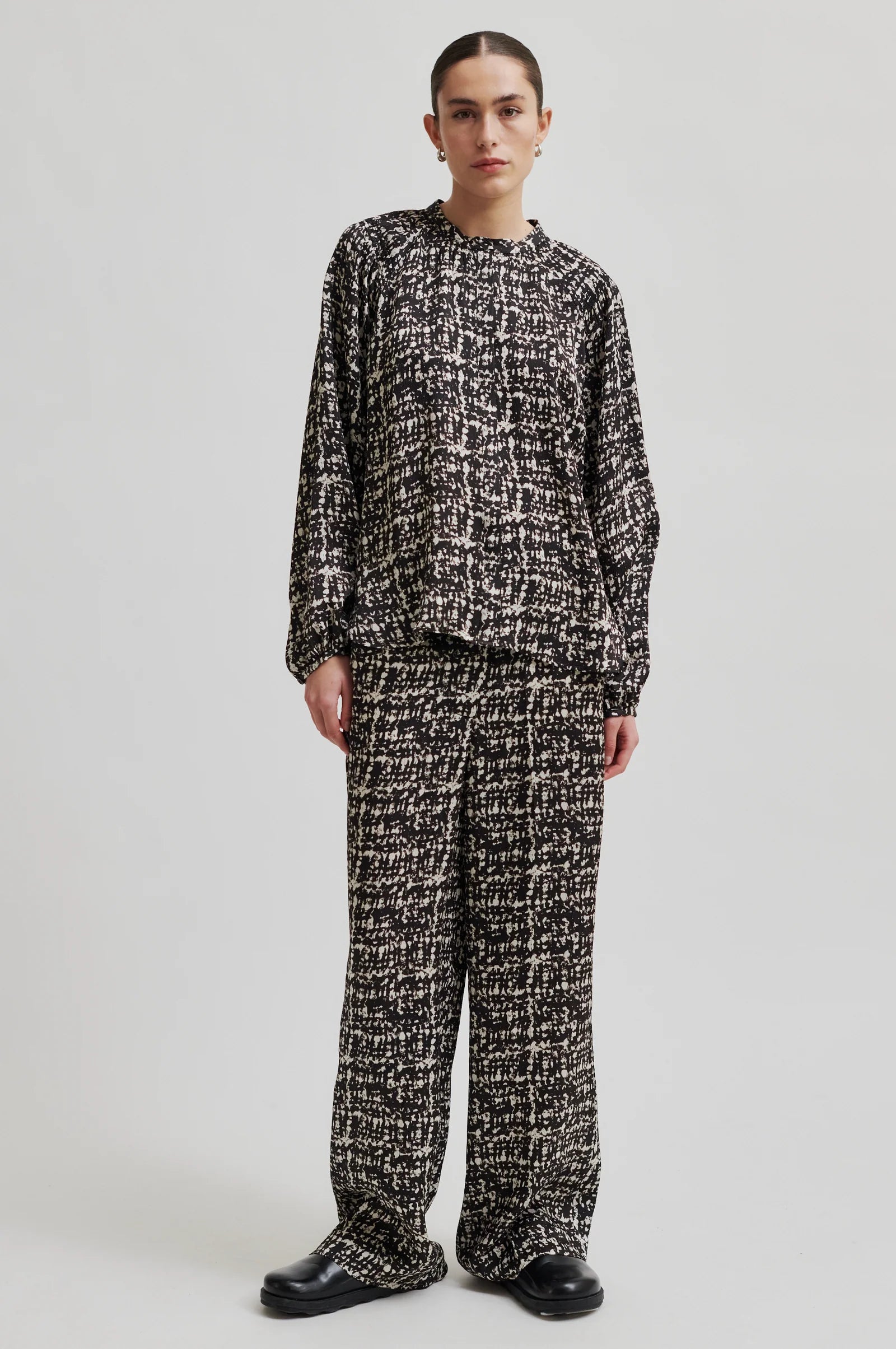 Long Sleeve shirt with round neckline and all over monochrome print. 