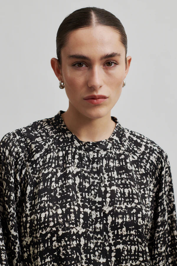 Long Sleeve shirt with round neckline and all over monochrome print. 