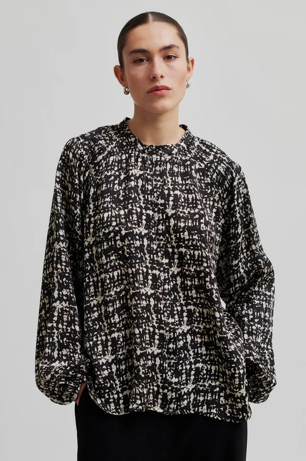 Long Sleeve shirt with round neckline and all over monochrome print. 