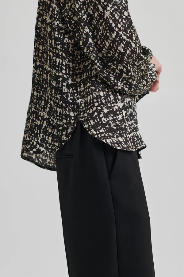 Long Sleeve shirt with round neckline and all over monochrome print. 