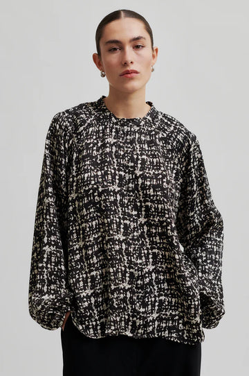 Long Sleeve shirt with round neckline and all over monochrome print. 
