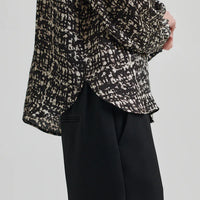 Long Sleeve shirt with round neckline and all over monochrome print. 