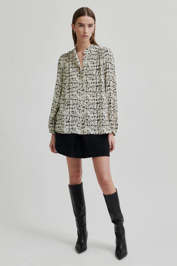 Long sleeve shirt with all over print in a cream base with black print. 