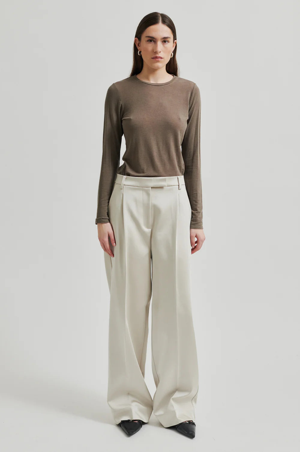 Round Neck Merino Blend long sleeve top. Tight fitting round neck in walnut colour. 