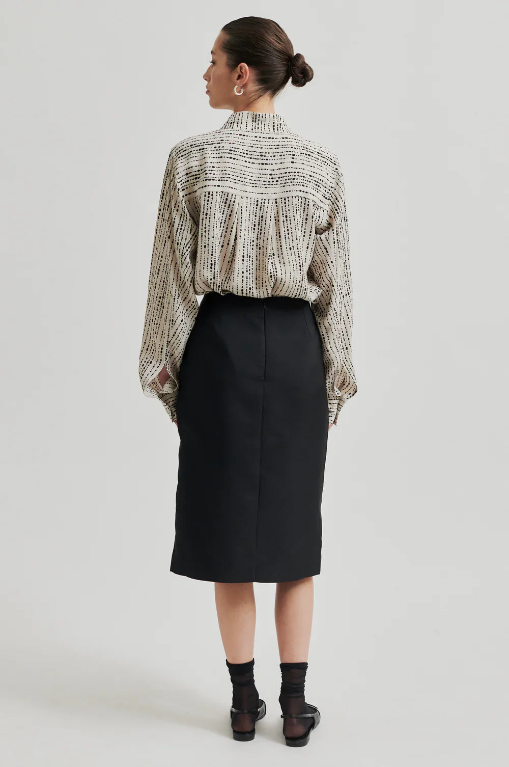 Monochrome shirt with cream base and black print. High neck and long sleeves in a drapy viscose fabric. 