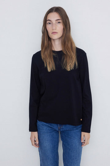 Black round neck long sleeve tee. 