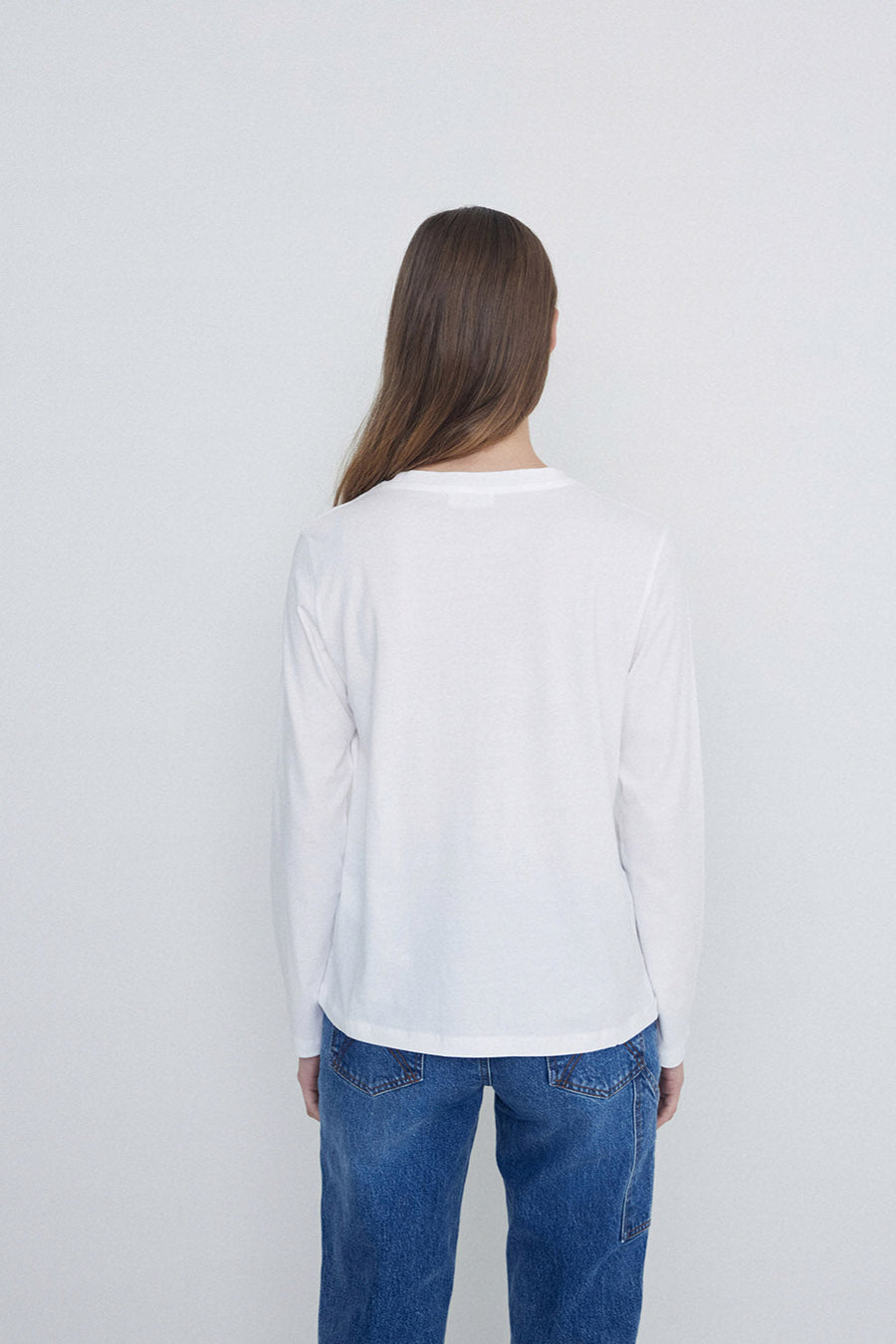 Round neck long sleeve tee shirt in white back.