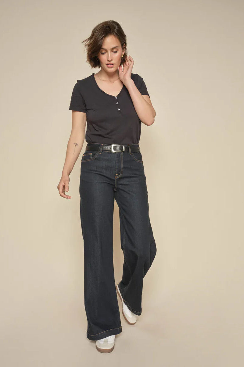 Dark Blue Jean with flattering wide-leg fit and high rise. Model. 