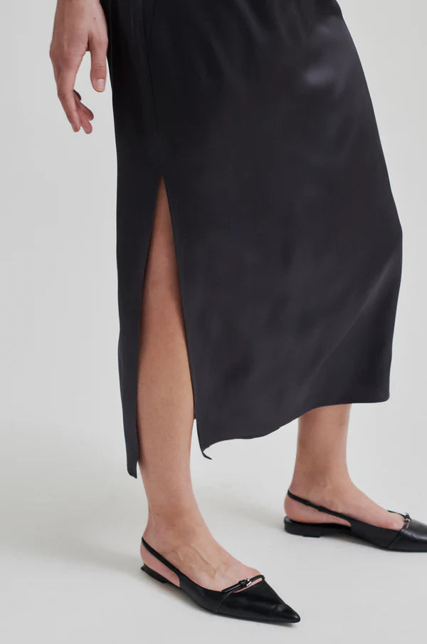 Side splits of short sleeve black silky midi dress 