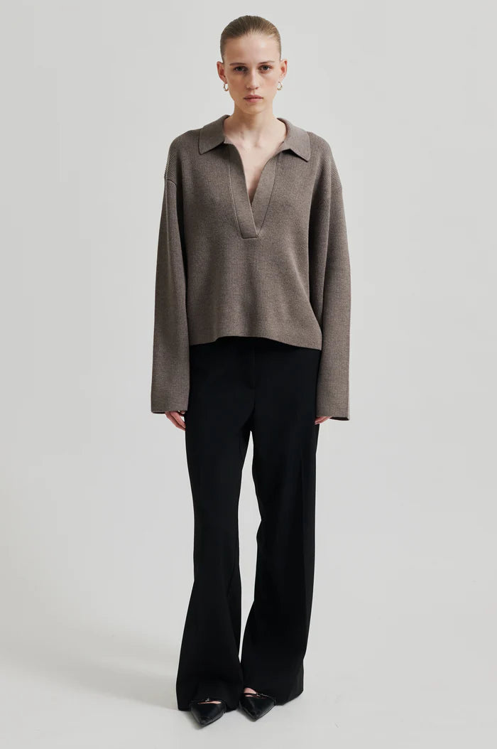 Long sleeve knit with open collar in walnut colour. Oversize fit. 