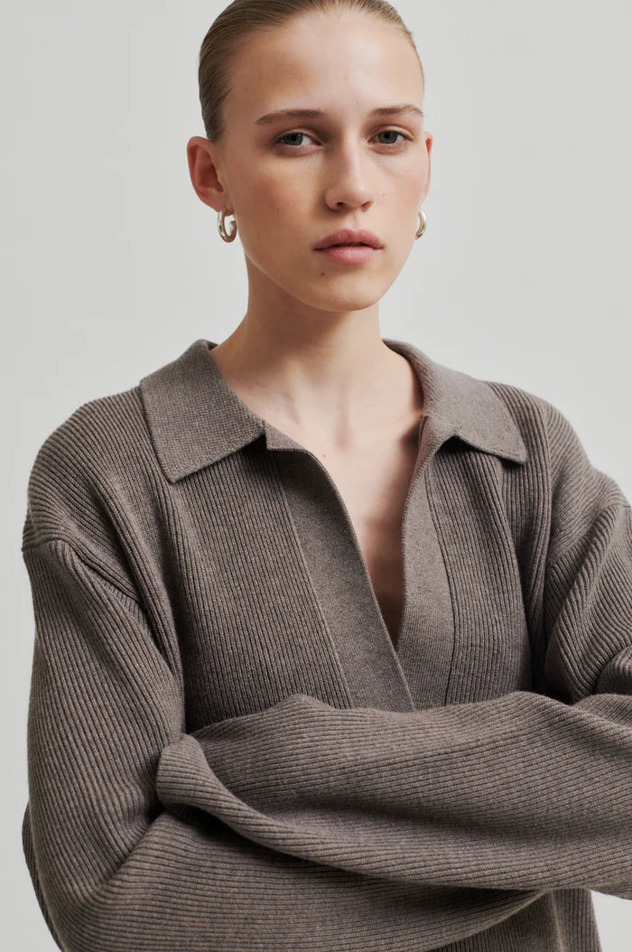 Long sleeve knit with open collar in walnut colour. Oversize fit. 