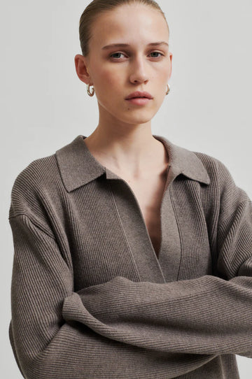 Long sleeve knit with open collar in walnut colour. Oversize fit. 