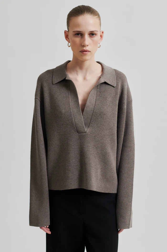 Long sleeve knit with open collar in walnut colour. Oversize fit. 