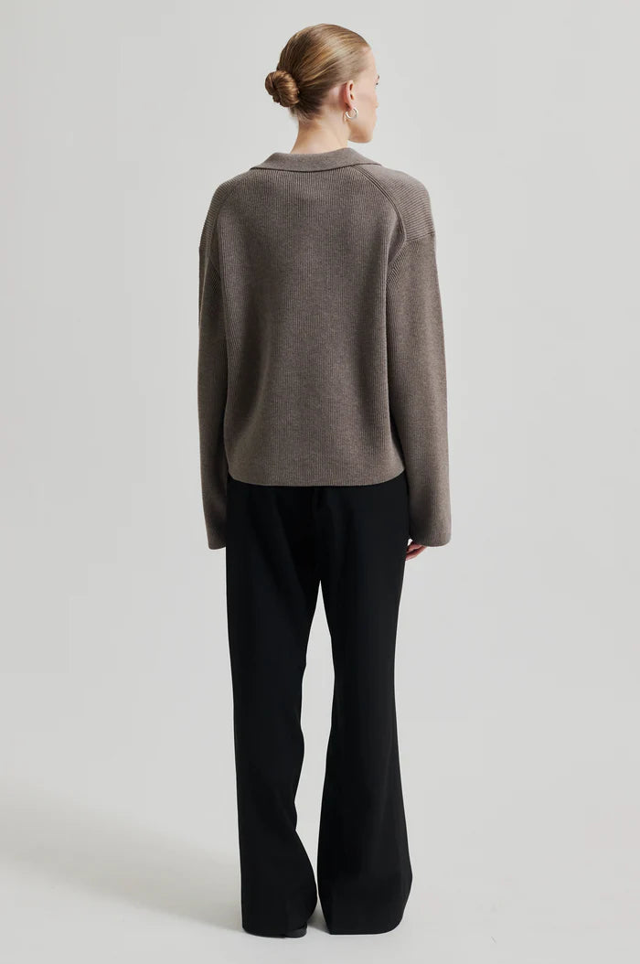 Long sleeve knit with open collar in walnut colour. Oversize fit. 